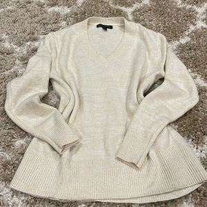 Banana Republic Women’s knitted v-neck sweater. White w gold shimmer, size S